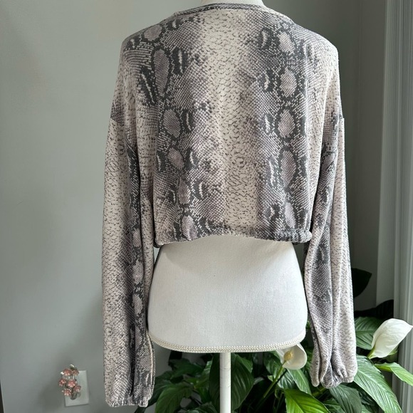 Audrey 3 + 1 Cropped Blouse with tie front Size Medium - Picture 4 of 9